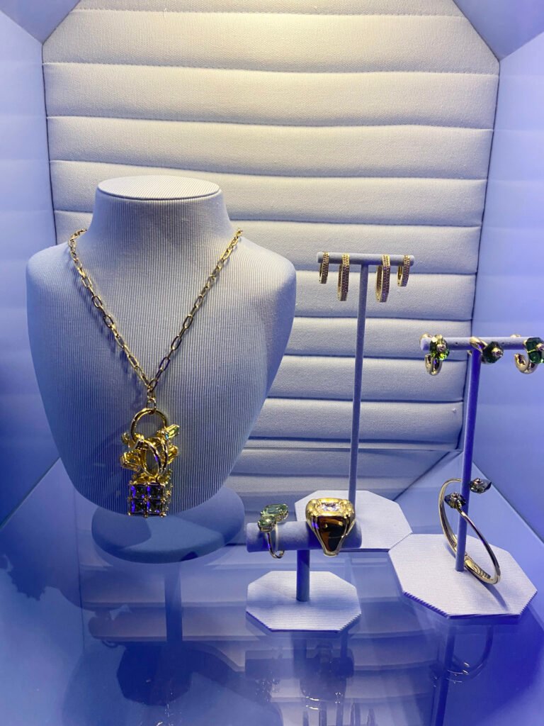 Bella Hadid nos presenta el sofisticado mundo de color y joyas de  Swarovski.