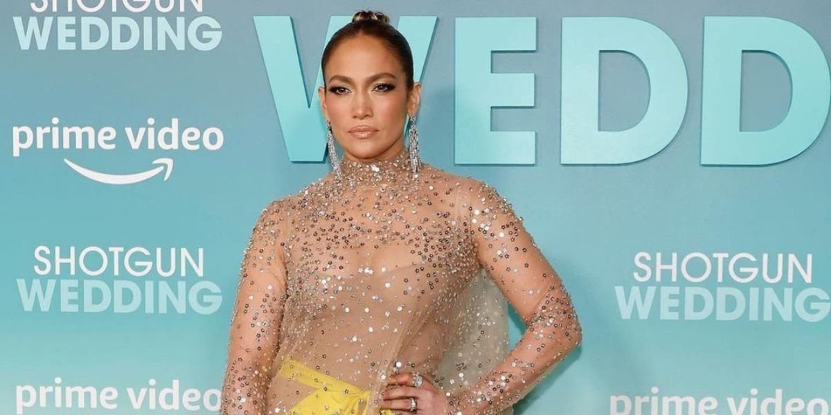 Jennifer Lopez elevó la temperatura con un vestido transparente en la  premiere de 'Shotgun Wedding