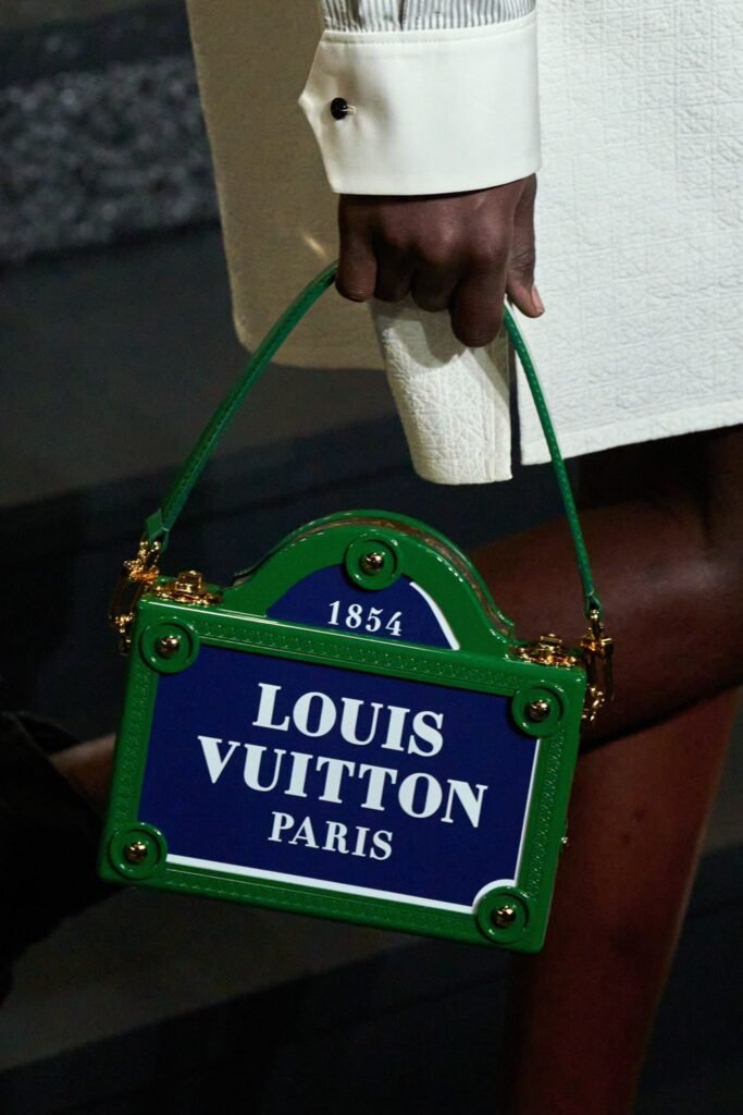 Un modelo lleva una creación para la colección de hombres Louis Vuitton  Otoño-Invierno 2012-2013 como parte de la Paris Fashion Week, Francia, 19  de enero de 2012. Foto de Nicolas Briquet/ABACAPRESS.COM Fotografía