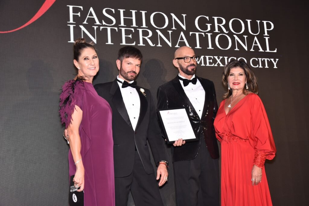 Jorge Lupercio y Sandro Cruz recibiendo un reconocimiento especial de parte de Fashion Group International por su libro Relatos de un Maniquí
