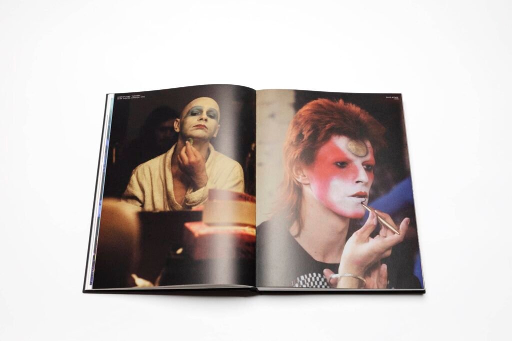 Una muestra del interior del nuevo libro de Frida Giannini. En las imágenes Lindsay Kemp y David Bowie maquillandose previo a una presentación.