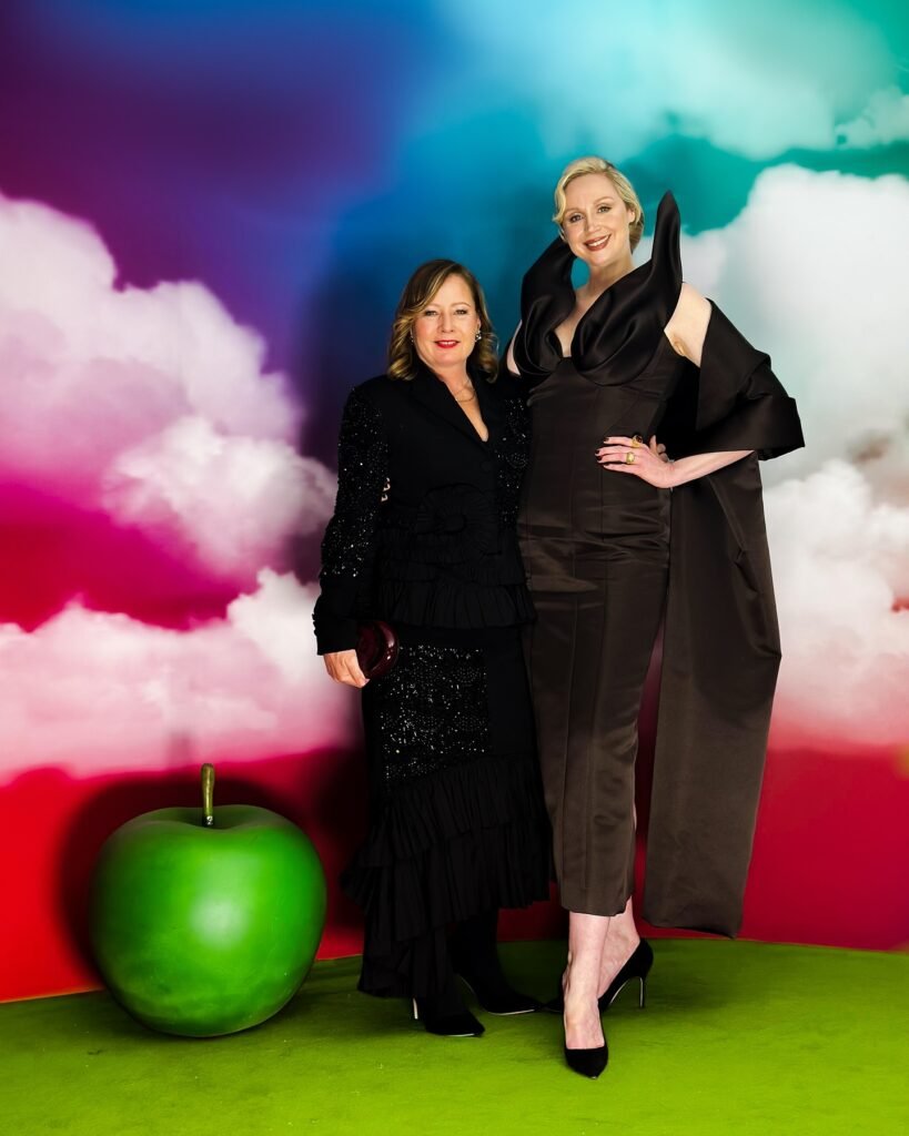 Sarah Mower y Gwendoline Christie en los Fashion Awards 2023. Fotografías de Derrick O. Boateng para BFC.