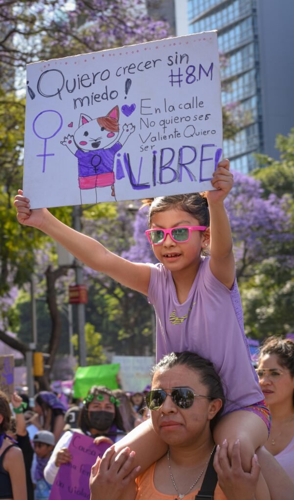 Una madre y su hija en la marcha del 8 de marzo.