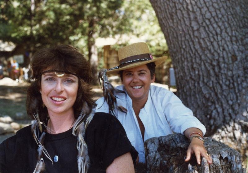 Jeanne Córdova y Lynn Harris Ballen a lado de un árbol
