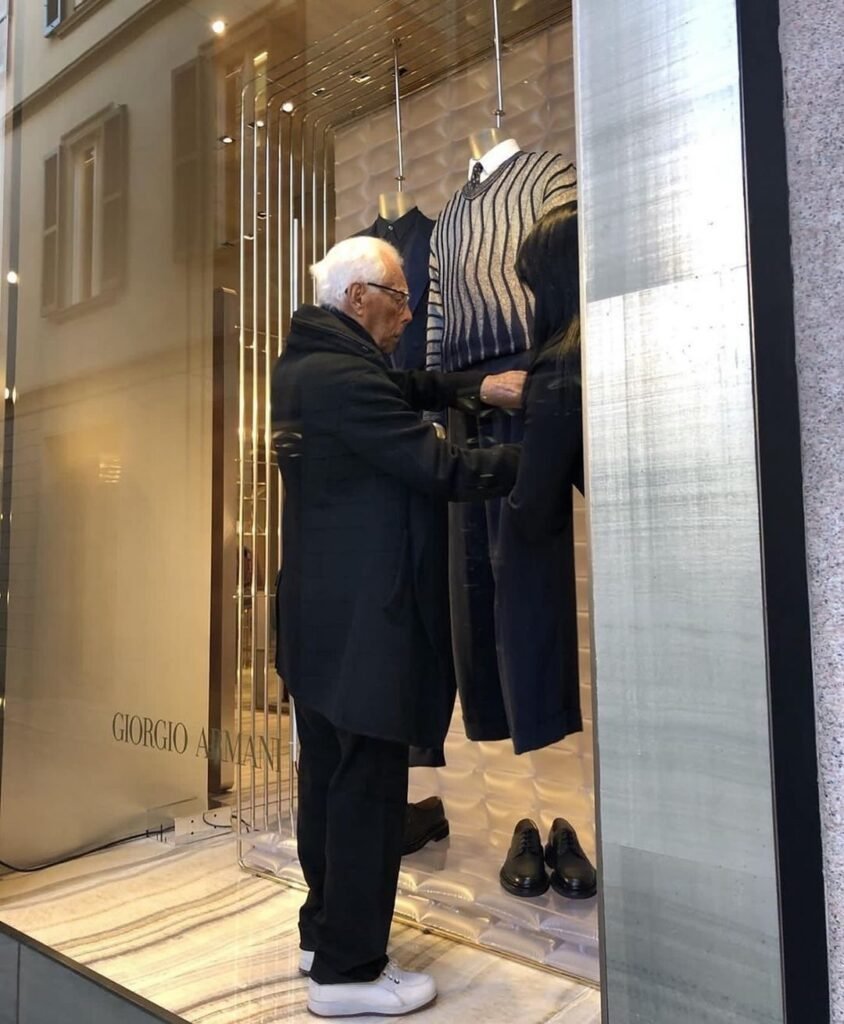 Giorgio acomodando la ropa en el escaparate de su boutique en Via Montenapoleone en Milán. Fotografía: Instagram.