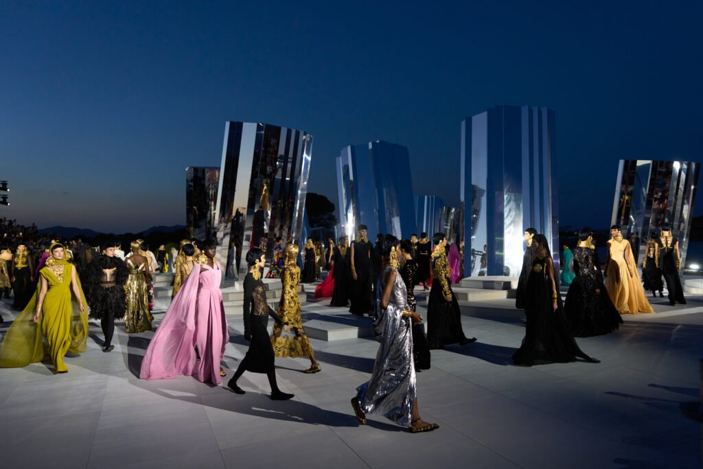El final del desfile Alta moda 2024 de Dolce & Gabbana en Cerdeña. Fotografía: Cortesía.