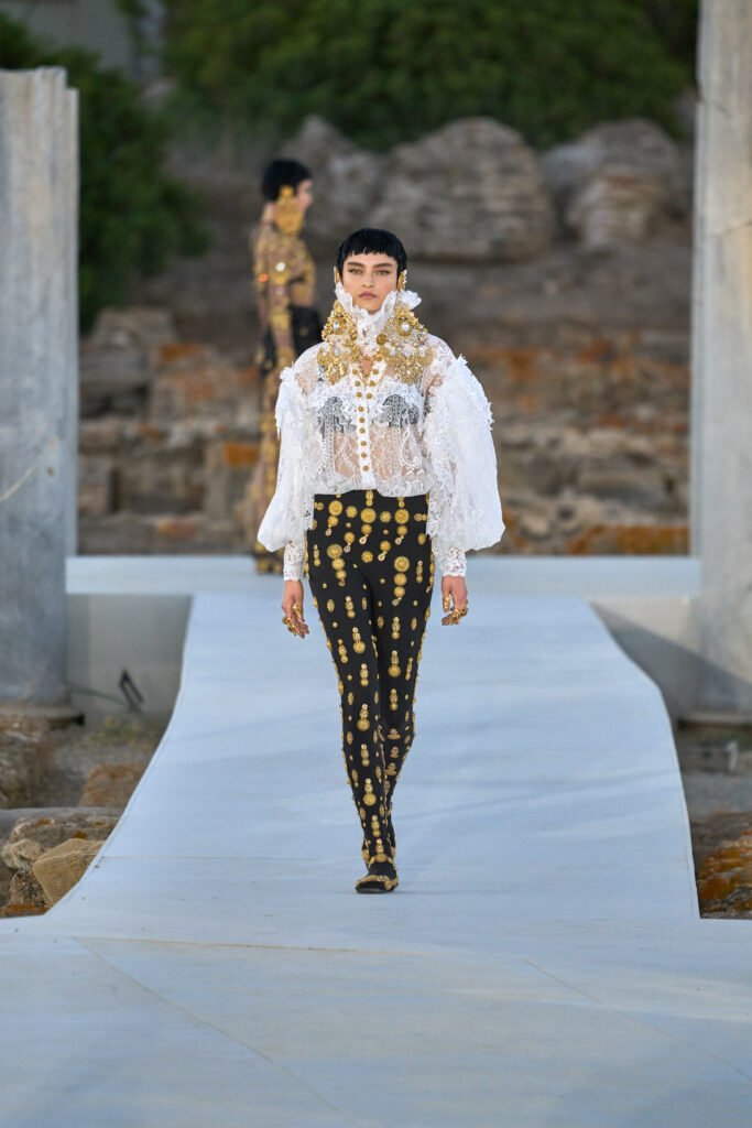 La colección comienza con una mezcla de blanco, negro y oro. Fotografías: Cortesía de Dolce & Gabbana.