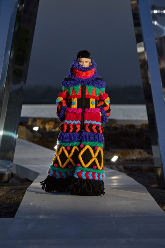 El look final de la colección, un tributo al arte textil de Cerdeña. Fotografía: Cortesía de Dolce & Gabbana.