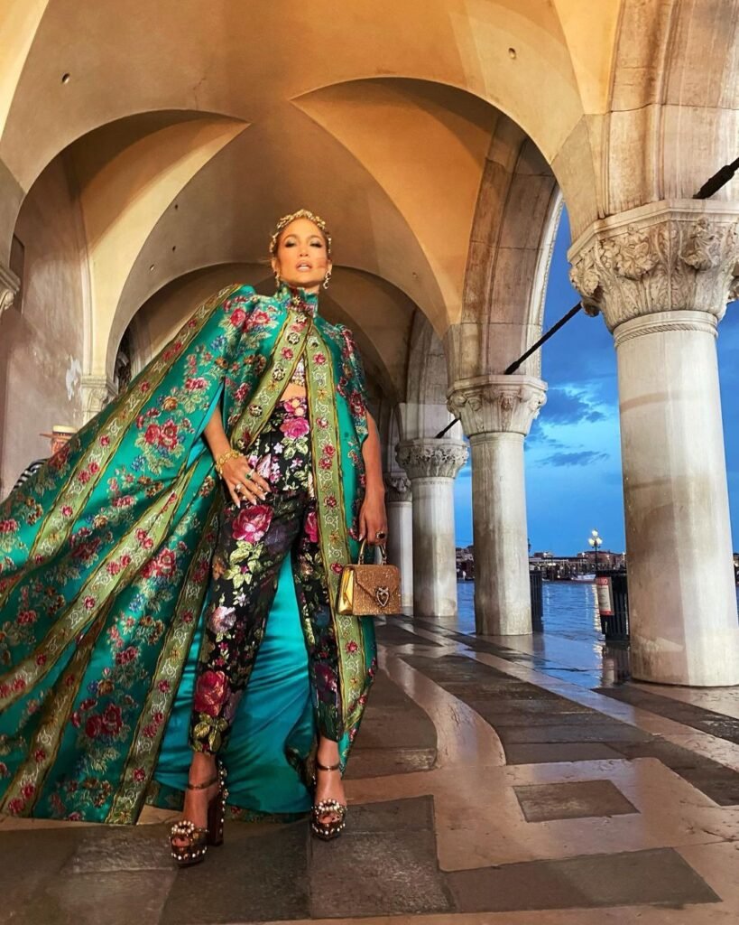 Jennifer Lopez en capa verde en Venecia