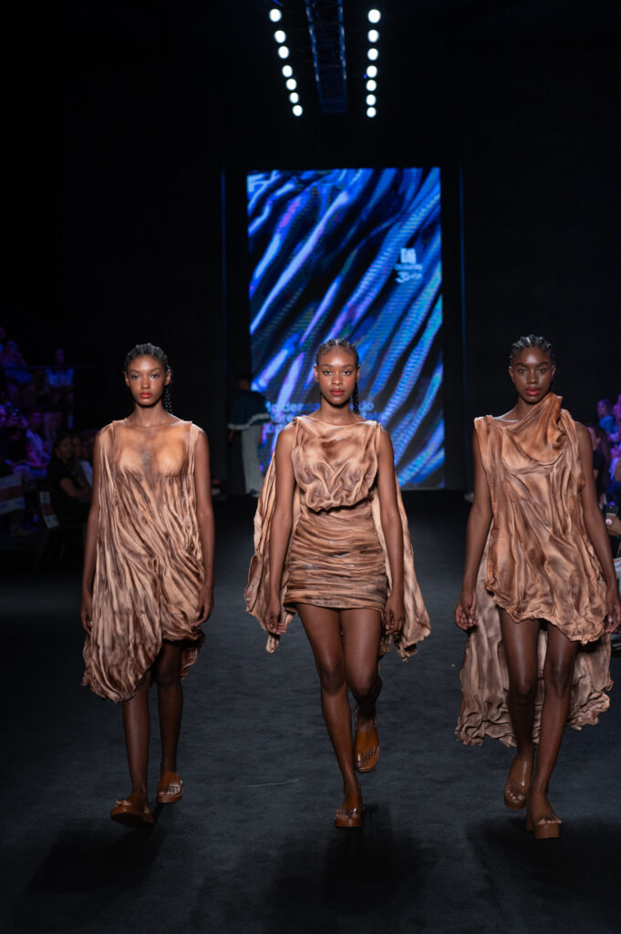 Vestidos esculpidos de la pasarela Jovenes Creando Colegiatura