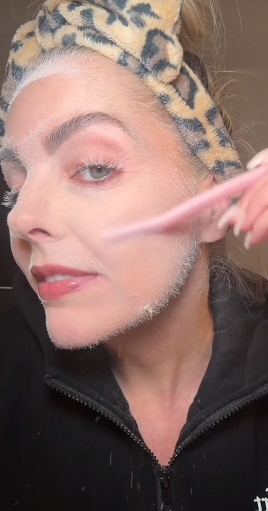 Spray revelador de vello para hacer dermaplaning, video de TikTok de @dendiebelle