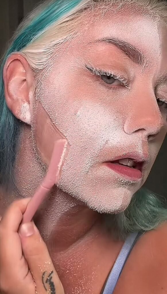 Spray revelador de vello para hacer dermaplaning, video de TikTok de @nikkiskyes