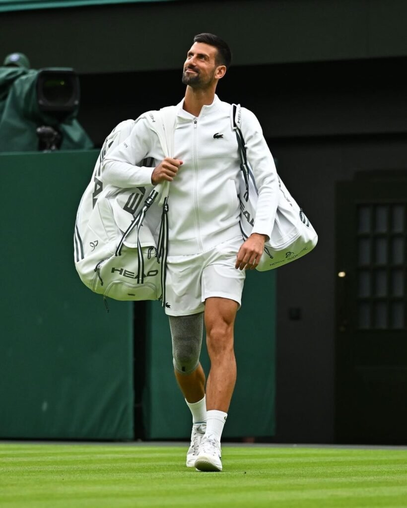 Novak Djokovic tuvo que usar una rodillera gris, debido a una lesión. Instagram: @djokernole