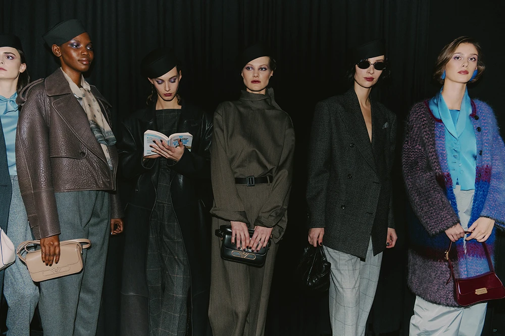 Backstage en el desfile otoño-invierno 2024 de Emporio Armani. Fotografía: Cortesía.