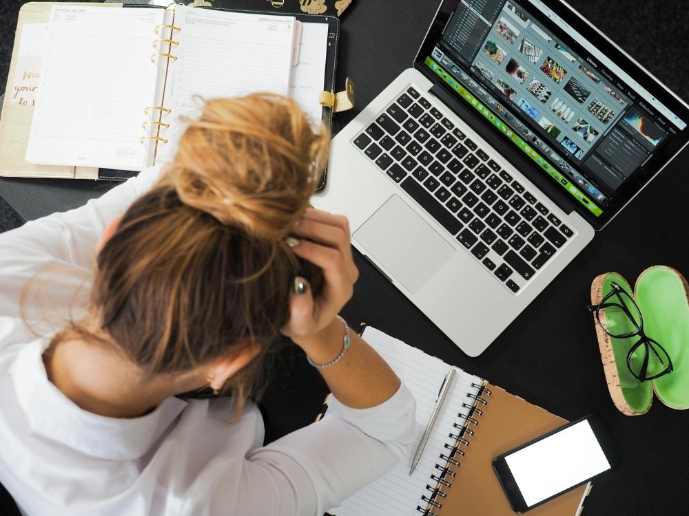 Mujer estresada trabajando