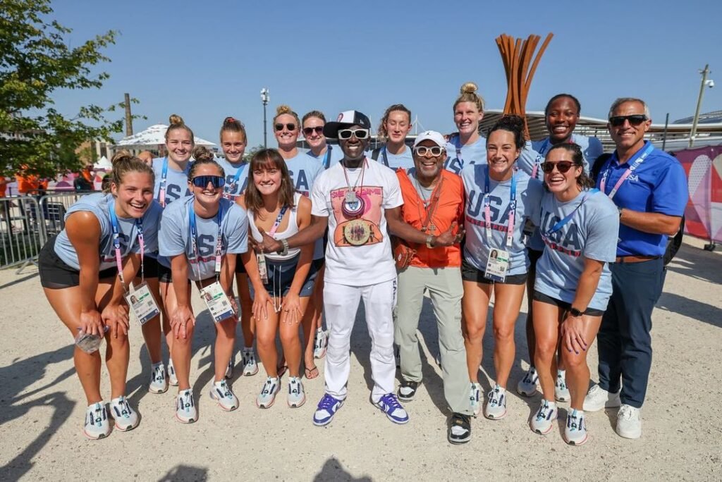 Flavor Flav y Spike Lee con el equipo de Water Polo