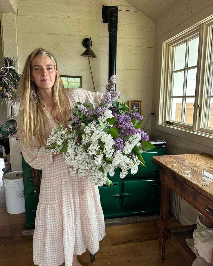 Hannah Neeleman con flores