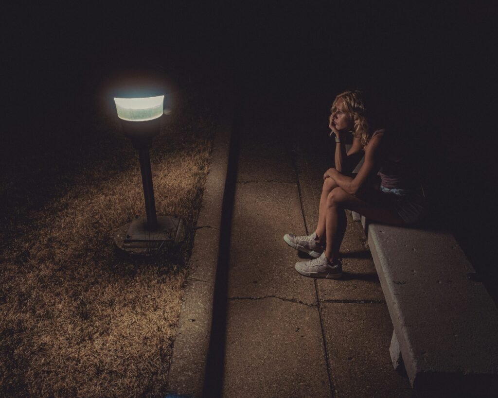 Mujer sola en la calle