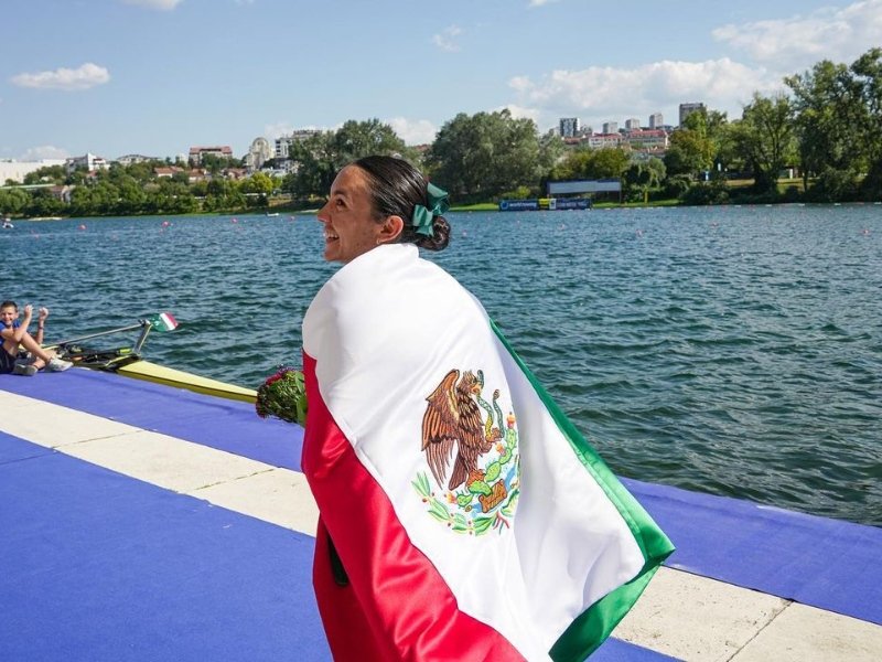 Kenia Lechuga bandera de México 