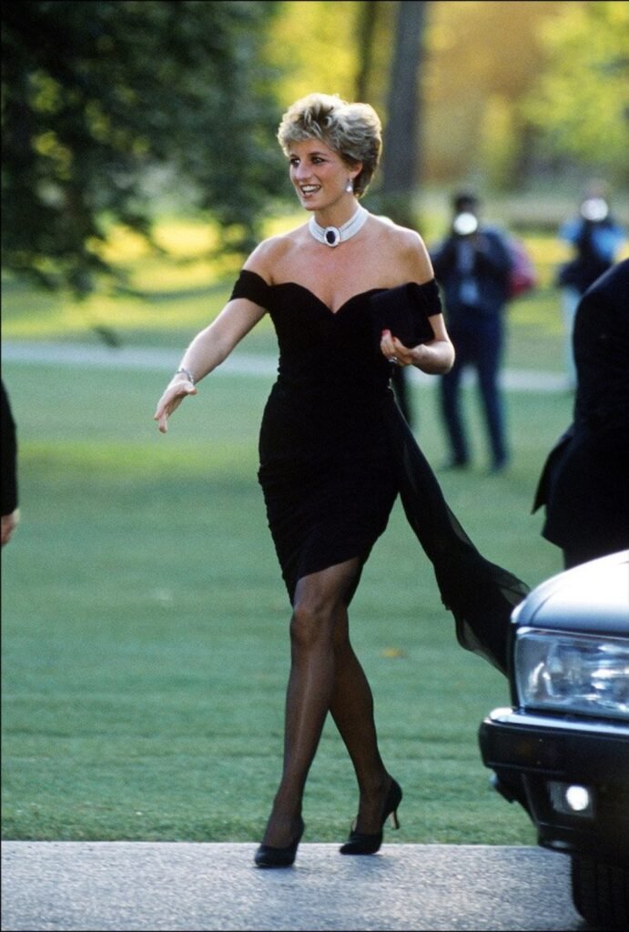 La Princesa Diana usando el vestido de la venganza 
