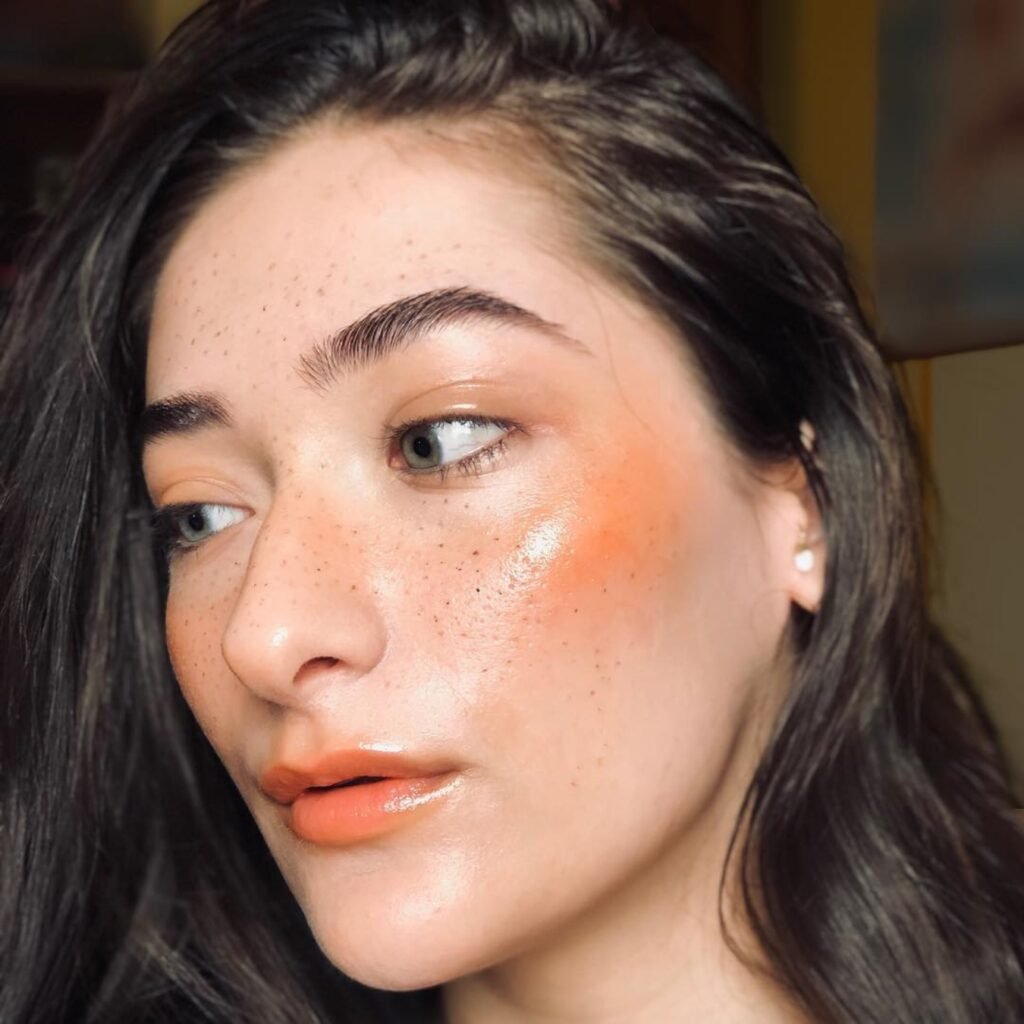 Sun Kiss look con tonos naranjas