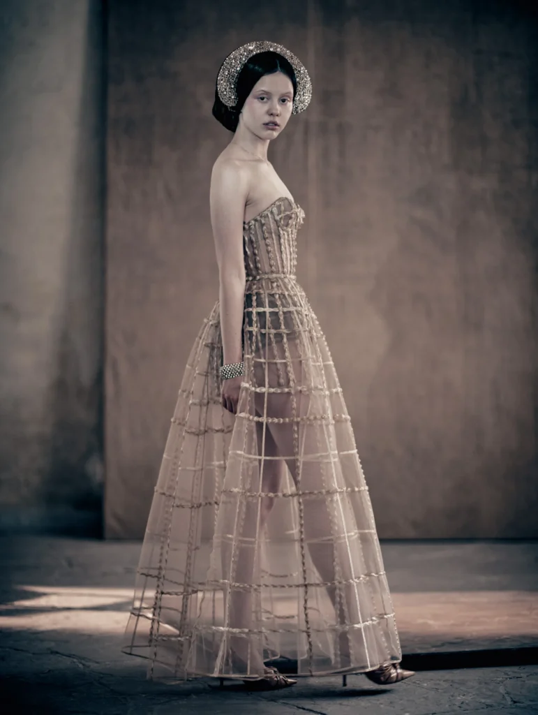 Mia Goth por Paolo Roversi para el Calendario Pirelli 2020.