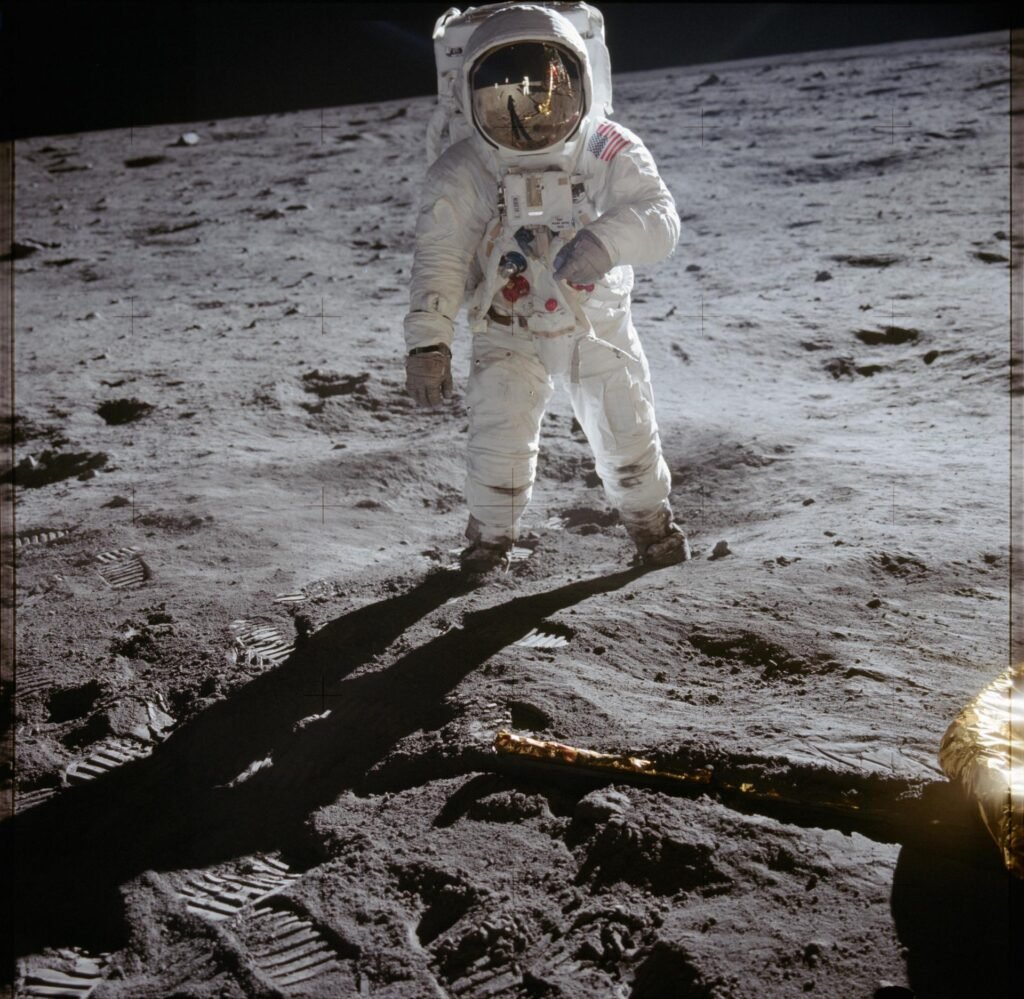 Neil Armstrong, el primer hombre en pisar la superficie de la luna.