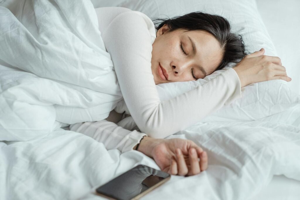 Mujer acostada en cama, durmiendo