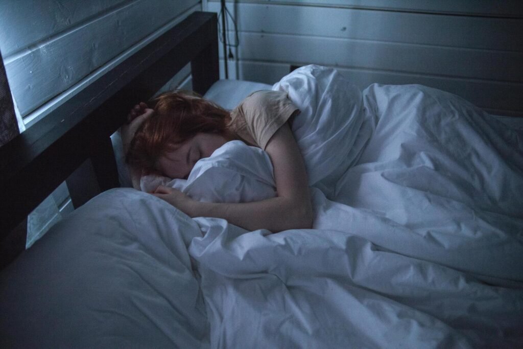 Mujer durmiendo con cortinas oscura de noche