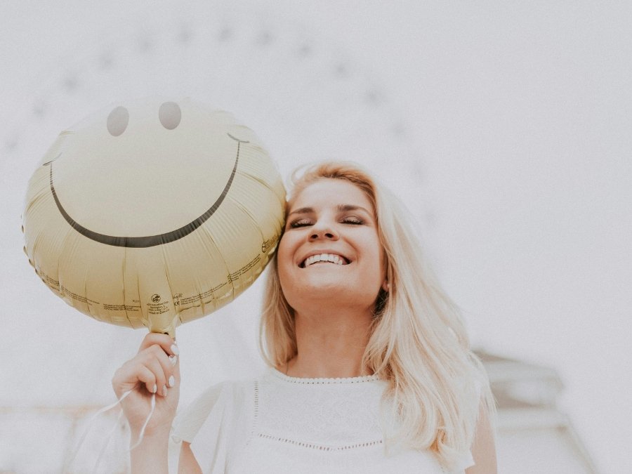 Mujer feliz con globo