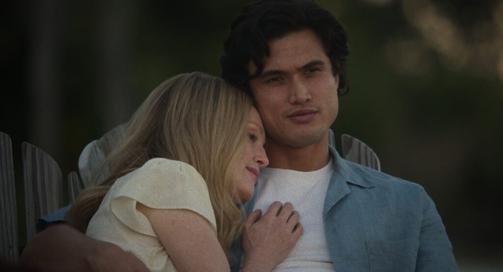 Julianne Moore y Charles Melton en 'Secretos de un escándalo'.