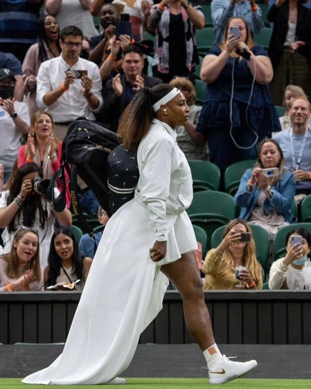 Serena Williams jugó a través de la moda con las posibilidades del uniforme blanco de Wimbledon, como en 2021 donde emergió con una sobre falda larga. Instagram: @serenawilliams