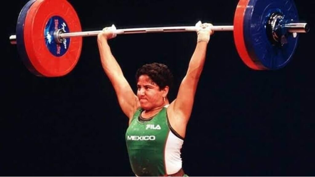 Soraya Jiménez levantando pesas en Juegos Olímpicos de Sídney 2000