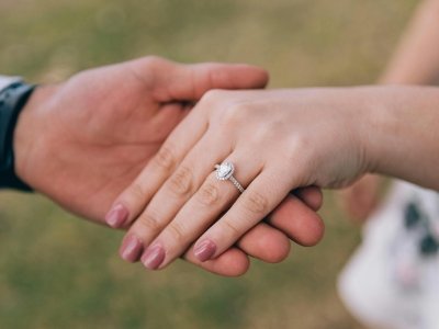 Anillo de compromiso mano izquierda