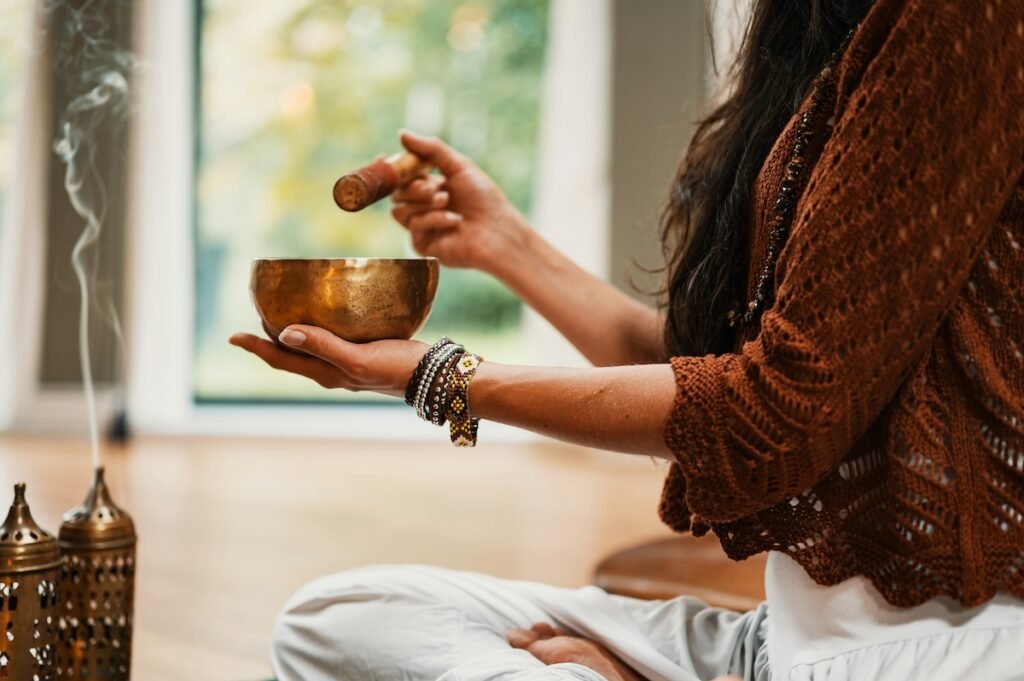 Mujer meditando y manifestando