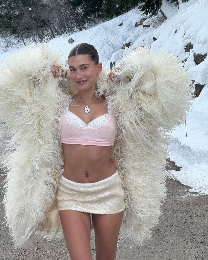 Hailey Bieber abrigo blanco plumas