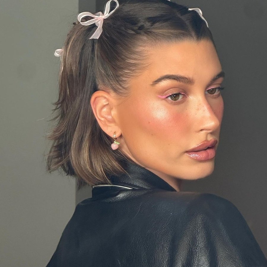 Hailey Bieber, peinado con moños