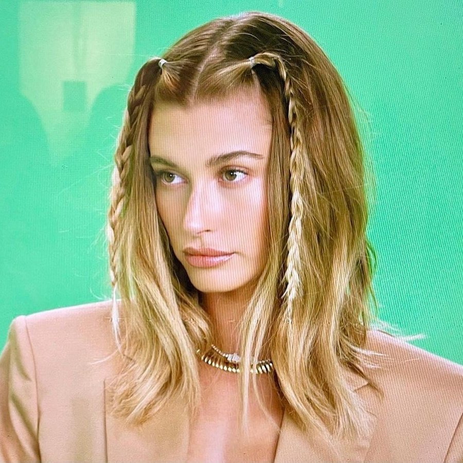 Hailey Bieber con trenzas, un peinado de oficina más divertido