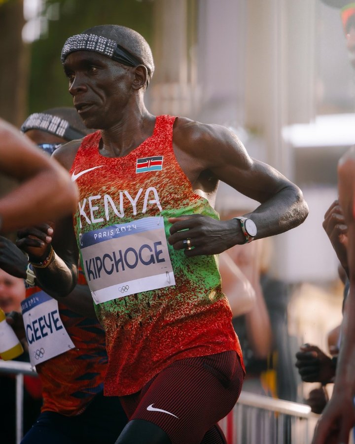 Eliud Kipchoge con la banda Omius Juegos Olìmpicos