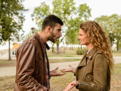 Lenguaje de la disculpa en pareja enojada