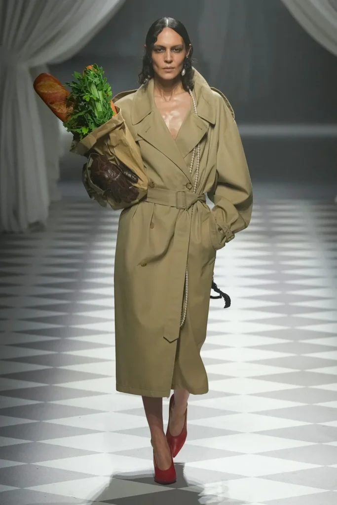 Look 1 de Moschino Otoño 2024