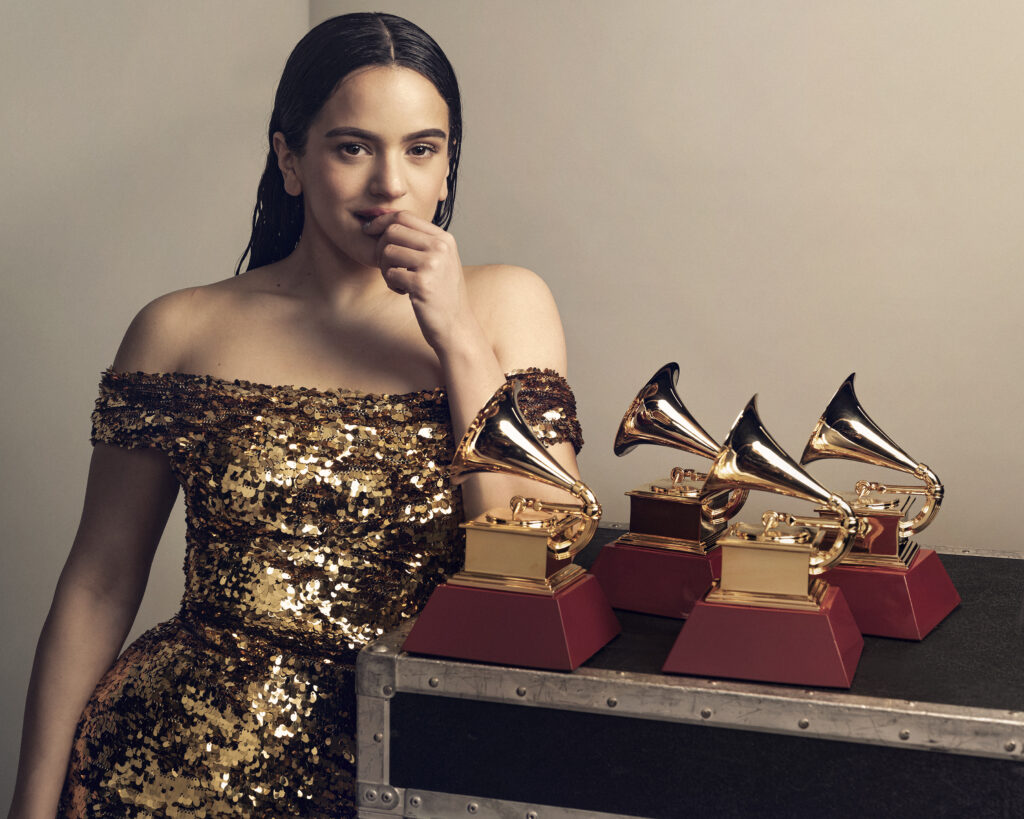 Rosalía con sus premios Latin Grammys