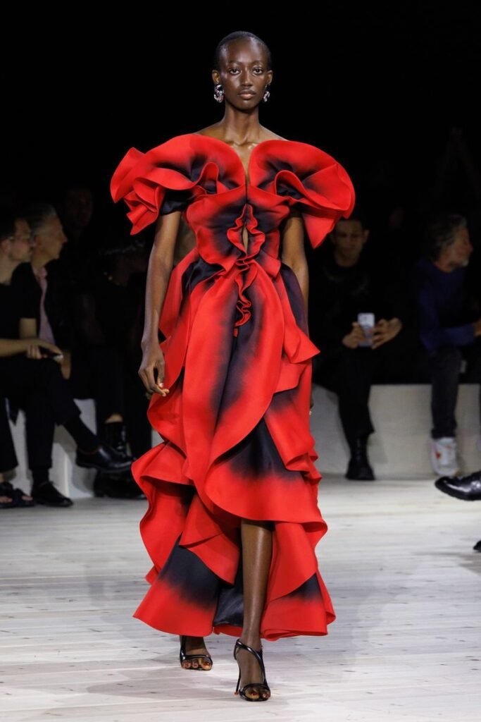 McQueen Spring 2024 por Sarah Burton