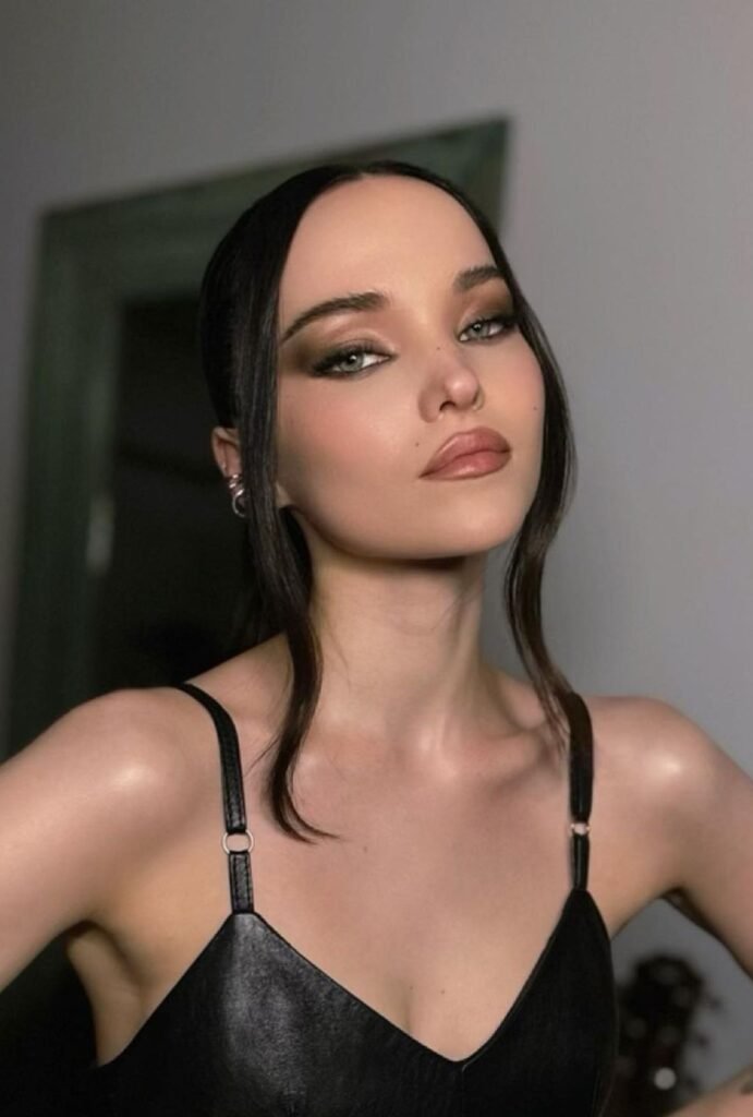 Maquillaje de cejas de Dove Cameron