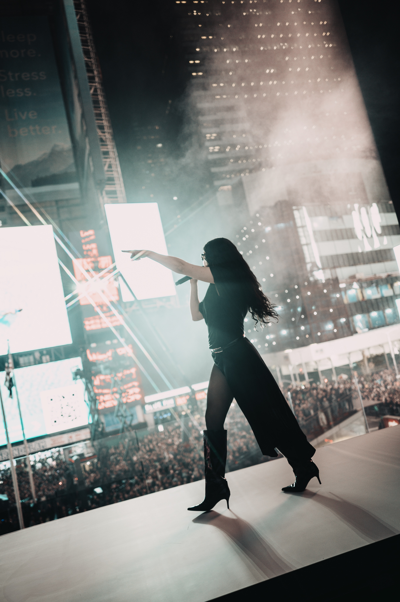 Charli XCX ofrece concierto sorpresa en Times Square - Marie Claire México