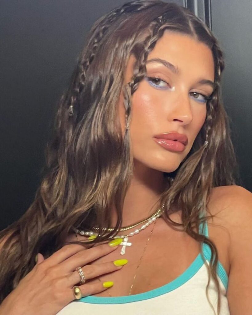 Hailey Bieber trenzas con cabello suelto