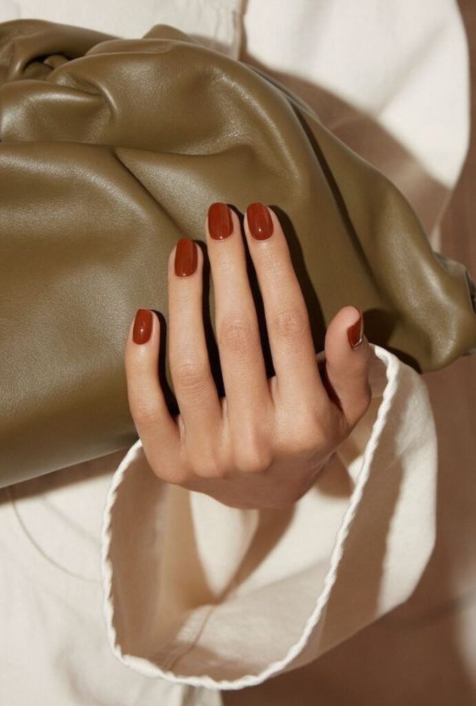 Mujer con uñas color granate