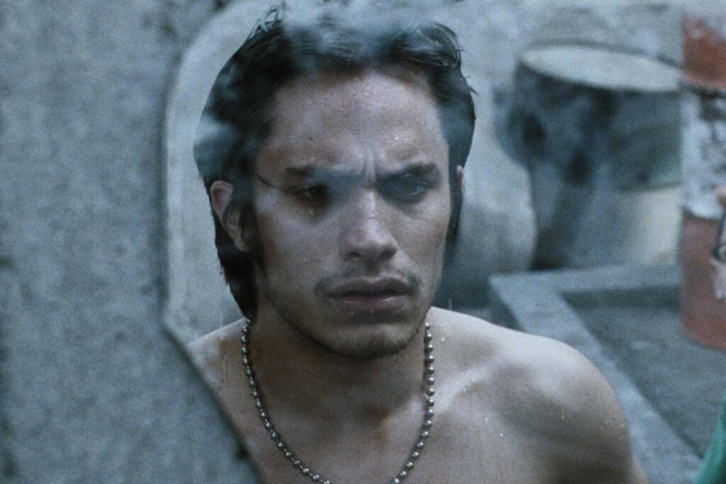 Gael García en la película Amores Perros