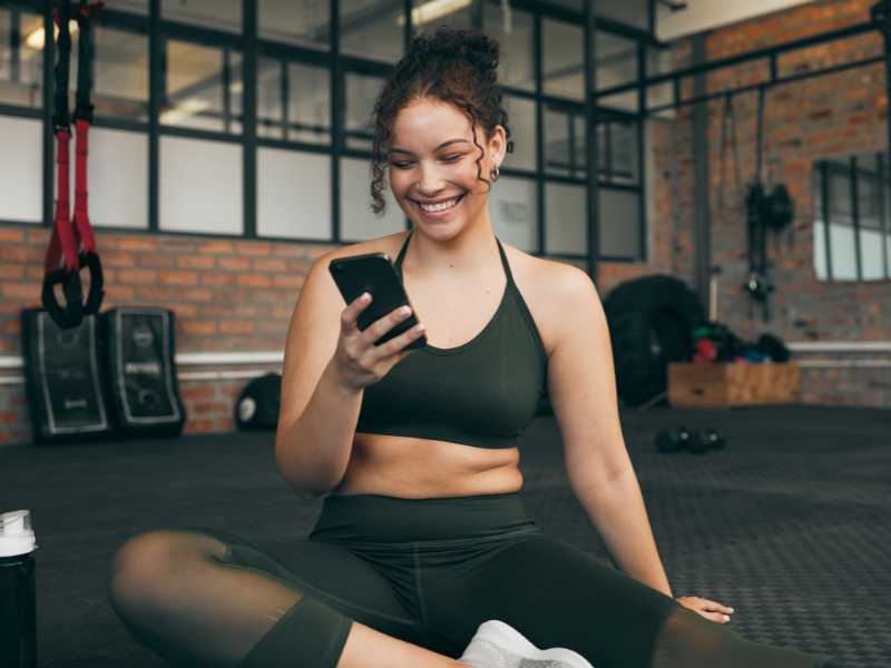 Mujer feliz por hacer ejercicio