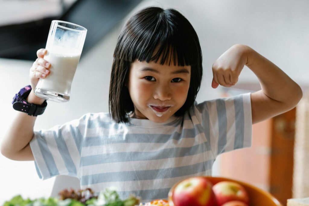 Niña tomando leche